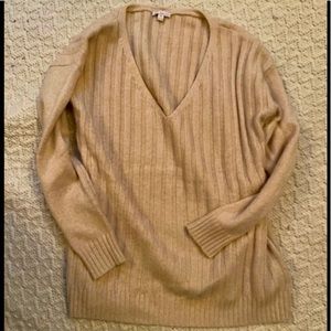 Gap v-neck sweater in cream.